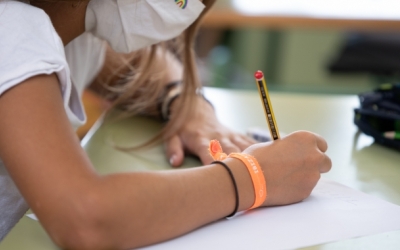 Una alumna fent deures a l'escola | Roger Benet